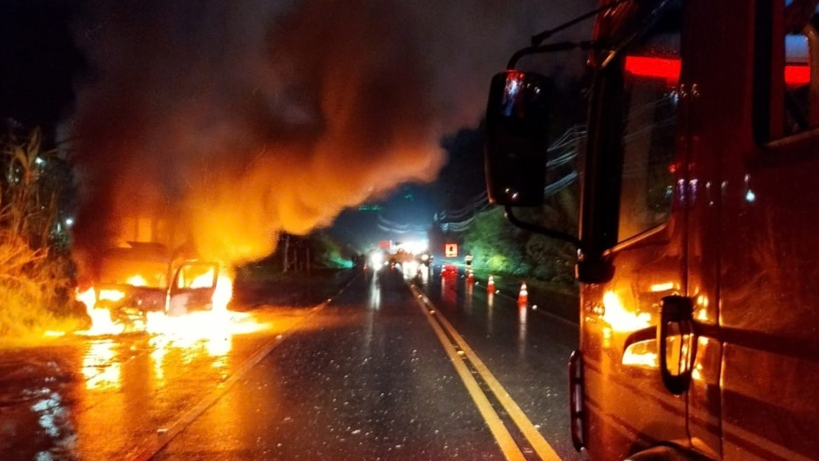 Caminhão pega fogo e mobiliza bombeiros na Rodovia Rio-Santos, em Caraguatatuba