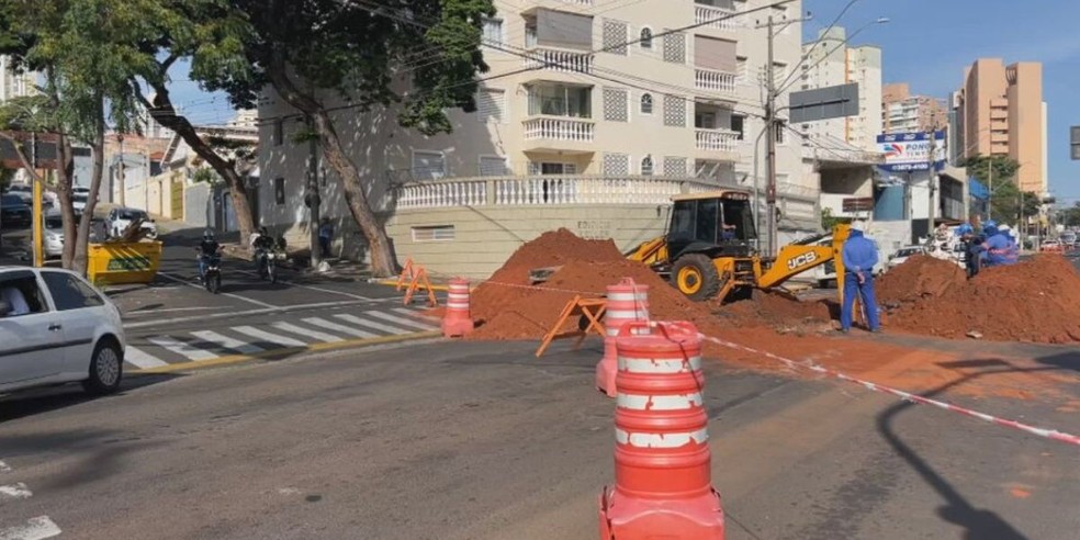 2 de 2
O Departamento de &Aacute;gua e Esgoto (DAE) realiza a substitui&ccedil;&atilde;o de um po&ccedil;o de visita, estrutura que d&aacute; acesso &agrave; rede de esgoto &mdash; Foto: TV TEM