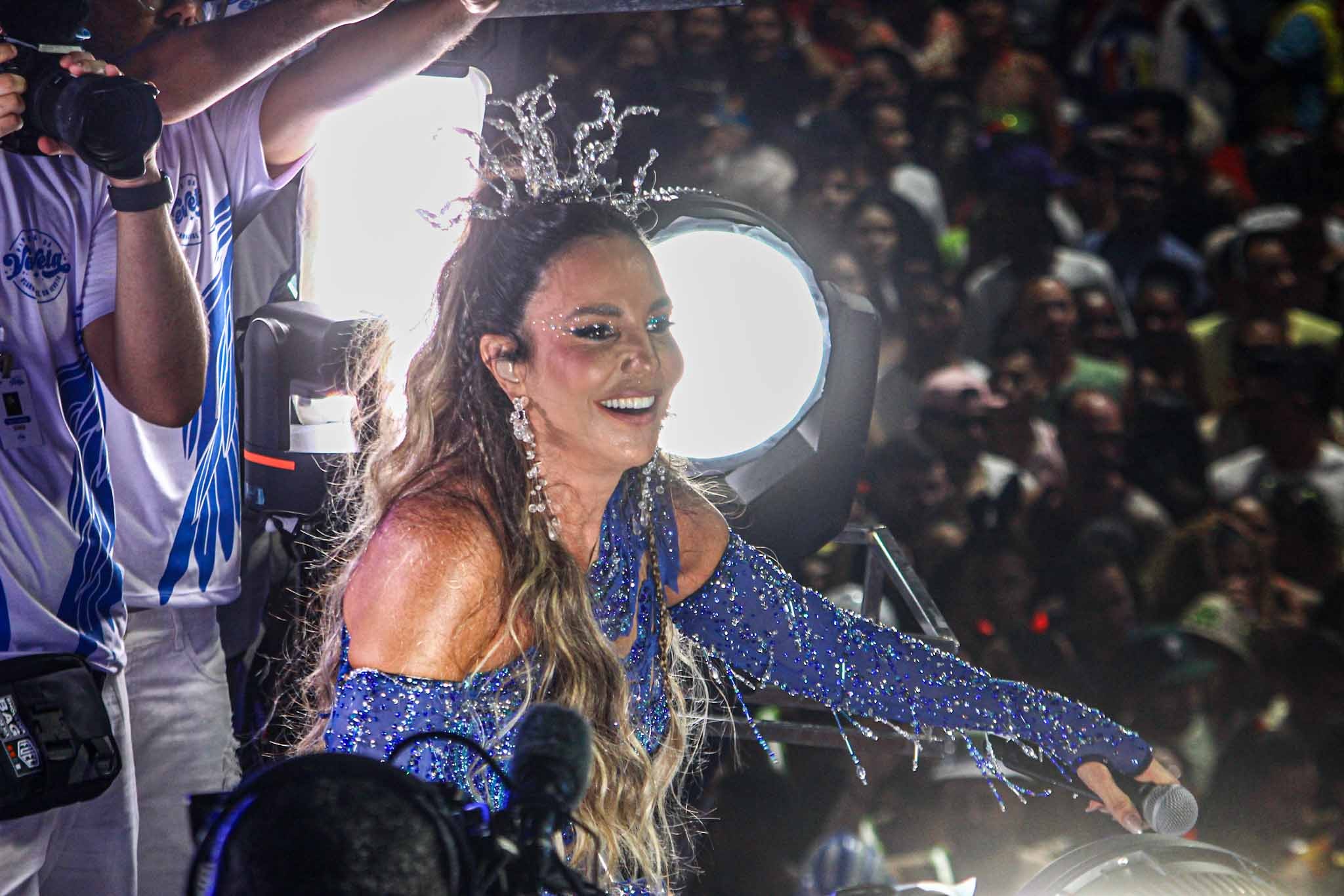 Foliona processa Ivete Sangalo após ter sido esmagada durante desfile de bloco no carnaval de Salvador