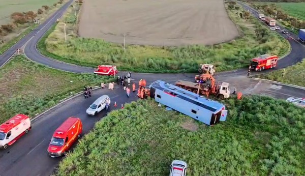 Ônibus tomba com passageiros e deixa mortos e feridos na MG-223, em Araguari - Imagens: Corpo de Bombeiros