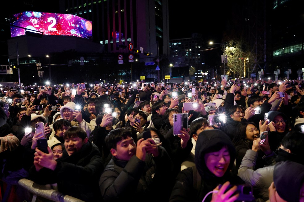 Pessoas com lanternas fazem a contagem regressiva durante uma cerimônia para celebrar o Ano Novo em Seul, Coreia do Sul — Foto: REUTERS/Kim Soo-hyeon