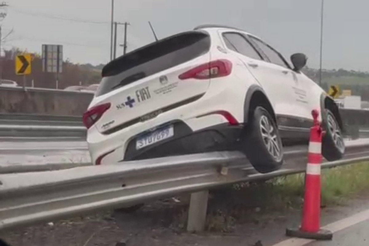 VÍDEO: carro com pacientes perde controle e fica preso em proteção da Rodovia Dom Pedro I, em Campinas