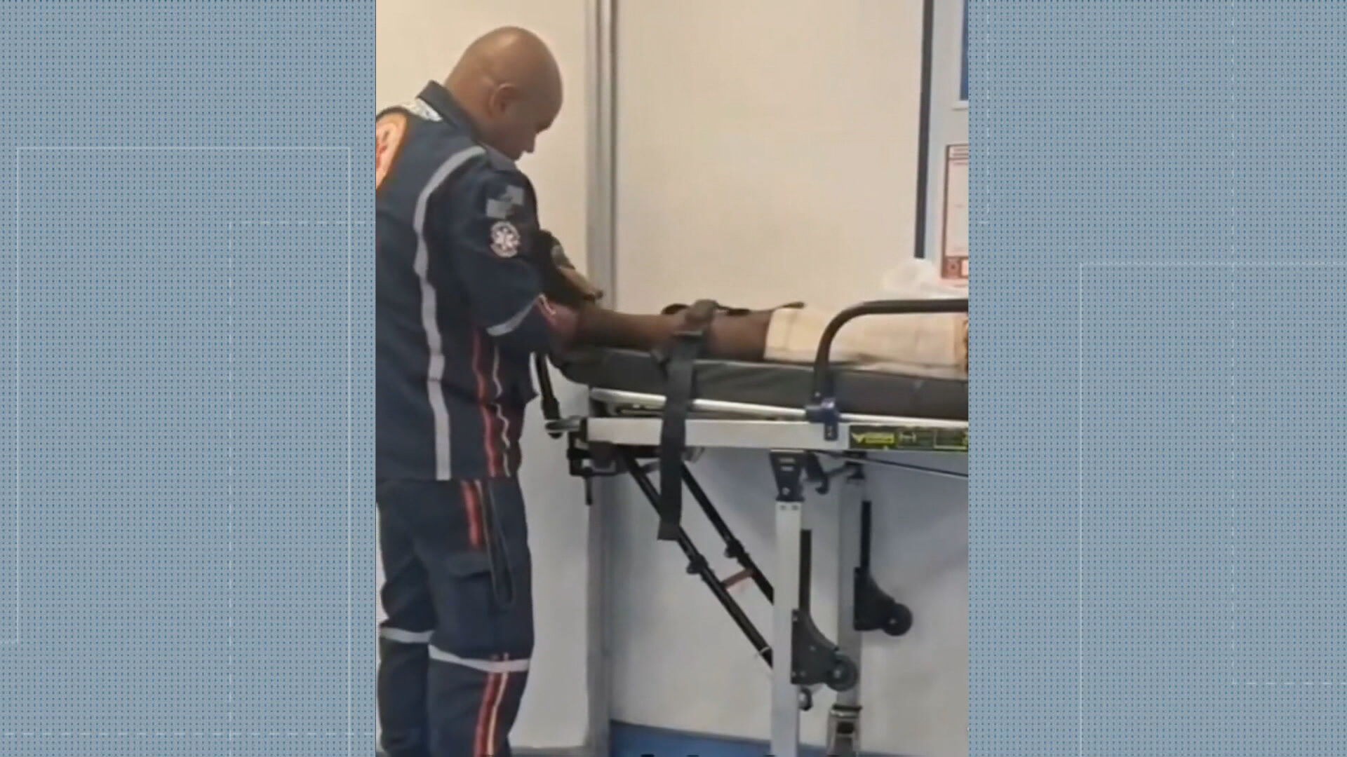 VÍDEO: socorrista do Samu tira a própria meia para aquecer paciente com frio durante atendimento no Rio
