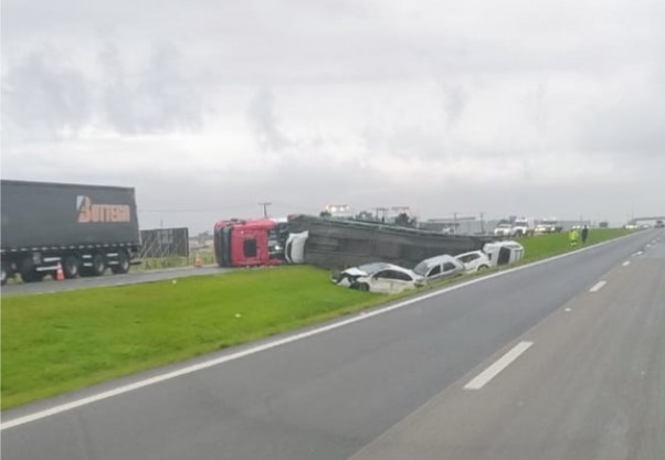 Caminhão-cegonha tomba e carros ficam espalhados por canteiro na BR-101 em SC; VÍDEO