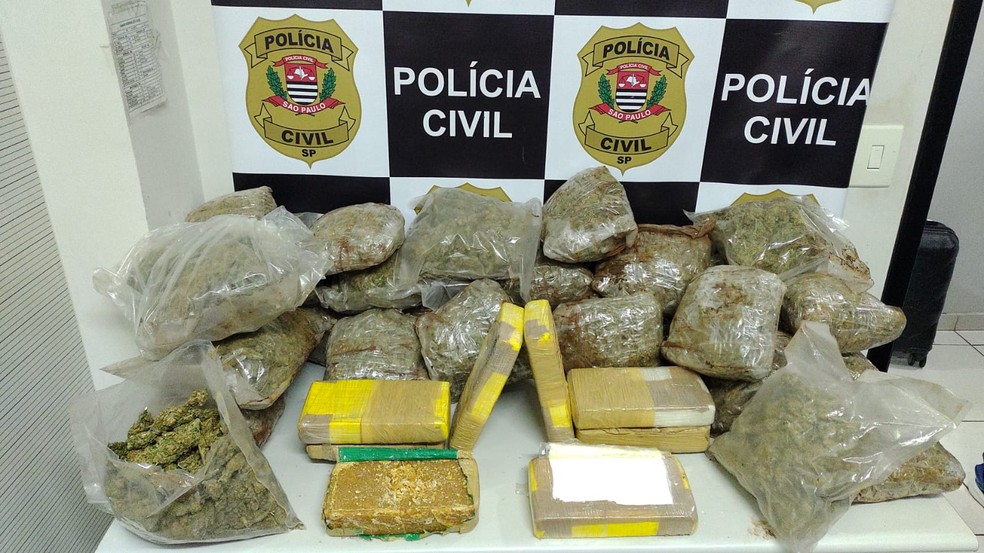 Dois homens foram presos ao transportar maconha, cocaína e crack dentro de um ônibus interestadual, em Presidente Epitácio (SP) — Foto: Polícia Civil