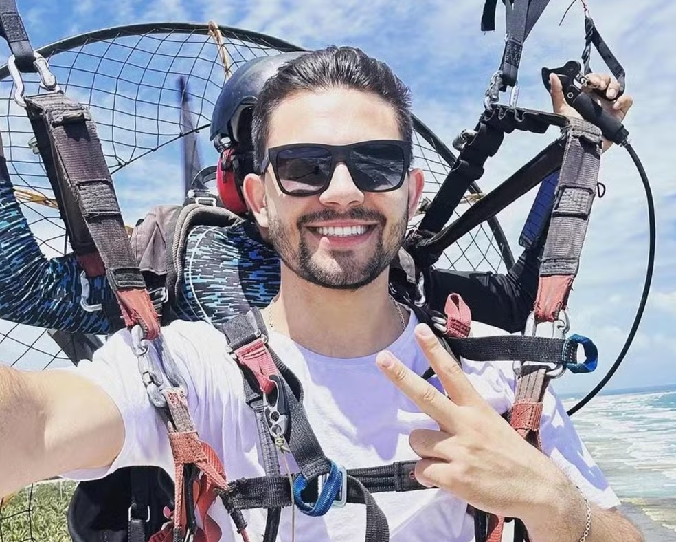 Laudo aponta presença de fenol, substância tóxica e corrosiva, nas roupas de piloto que morreu após 'banho de óleo' no PR | G1