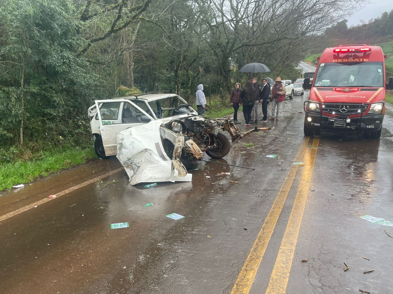 Acidente por aquaplanagem na RS-211 deixa adulto e criança gravemente feridos após colisão com árvore