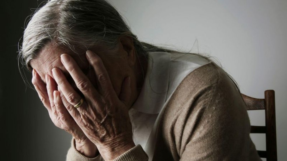 Entre os idosos, esquecer as palavras pode provocar frustração e ansiedade — e não necessariamente significa um problema na cognição — Foto: GETTY IMAGES via BBC