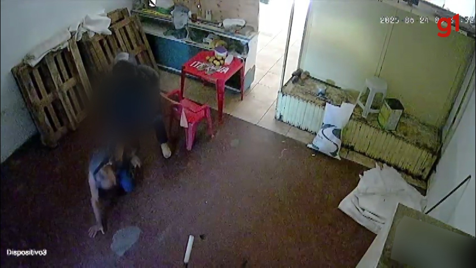Comerciante tem R$ 30 mil roubados em assalto no interior da Bahia; vídeo mostra rendição de vítima