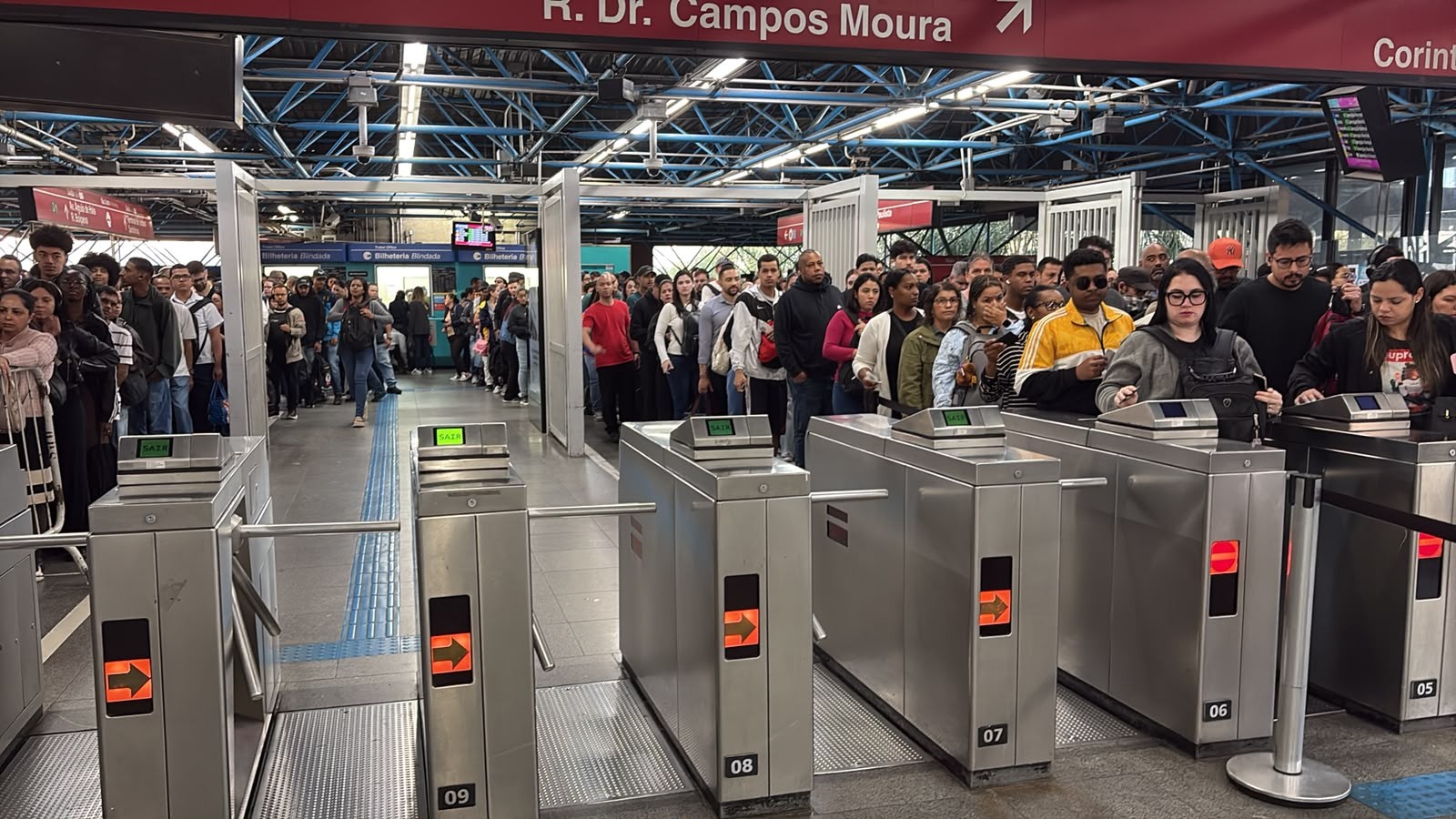 Falha na Linha 3-Vermelha do Metrô aumenta intervalos entre trens e deixa plataformas lotadas nesta quinta em SP