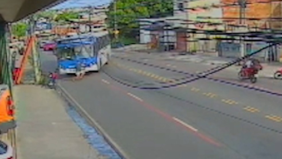 Momento em que motorista de &ocirc;nibus atropela motociclista, no Cui&aacute;, em Jo&atilde;o Pessoa &mdash; Foto: Reprodu&ccedil;&atilde;o/TV Cabo Branco