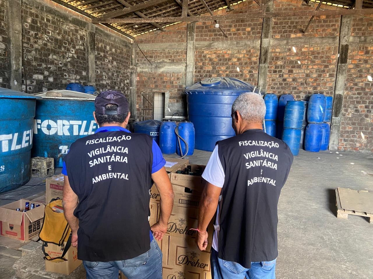Estabelecimento é interditado na Bahia após fiscalização encontrar 5 mil litros de cachaça armazenados de forma inadequada