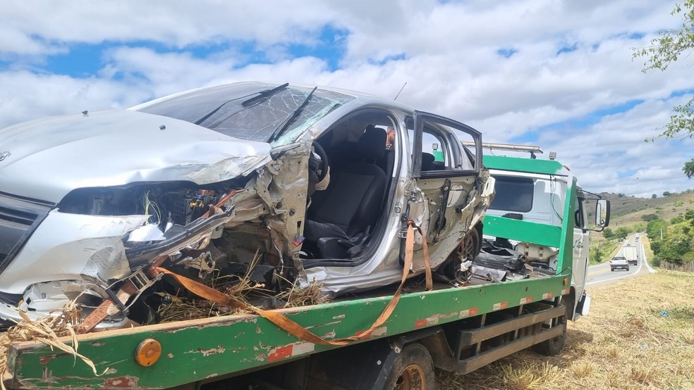 Carro da comitiva do governador tem um dos pneus furado ao