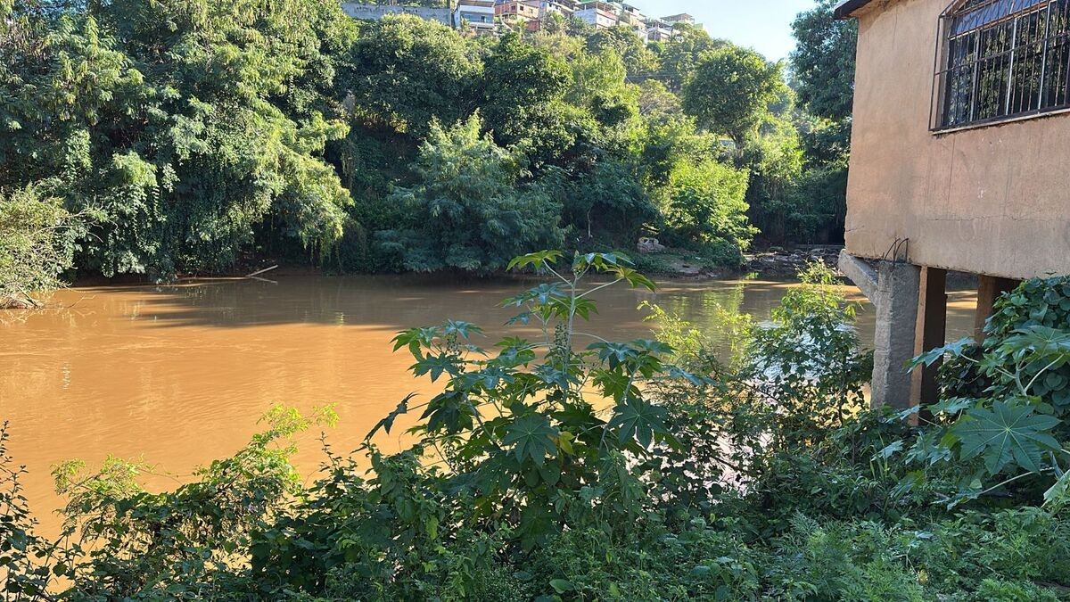 Homem tenta atravessar rio e morre afogado em Muriaé