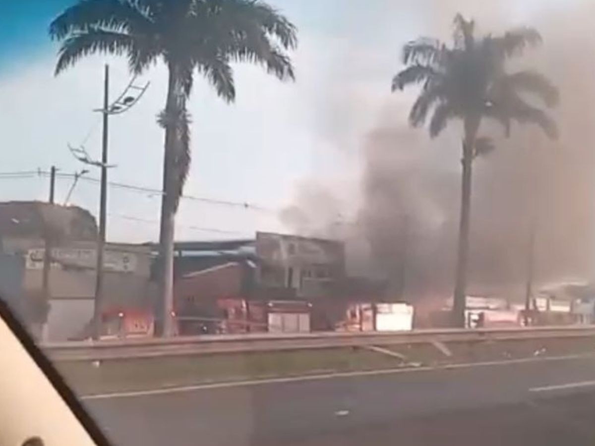 Incêndio atinge galpão com eletrônicos em Praia Grande; VÍDEO