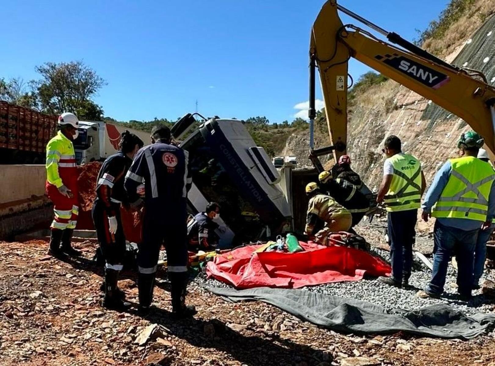 Homem morre após caminhão tombar na BR-135