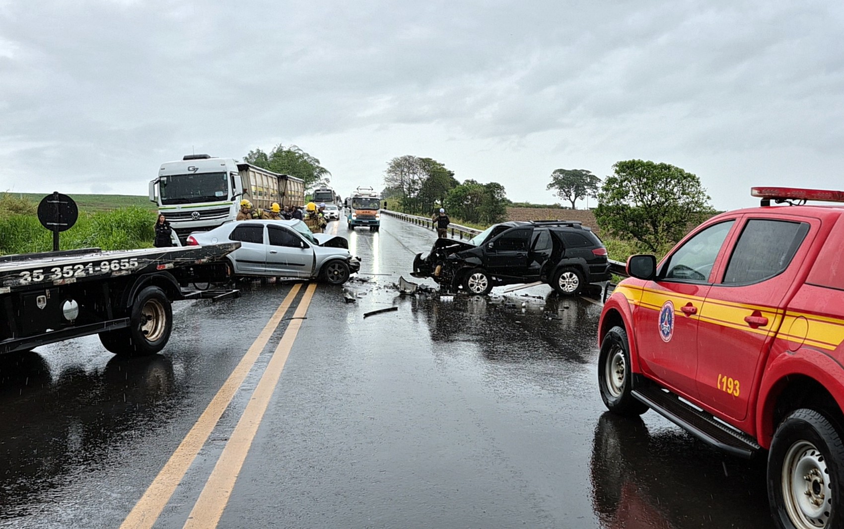 Homem morre e outras pessoas ficam feridas em batida entre dois carros na MG-050