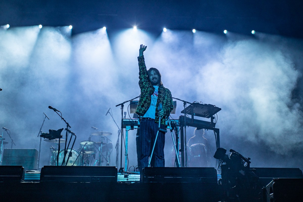 Tame Impala Kevin Parker canta de muletas e encanta multidão com show
