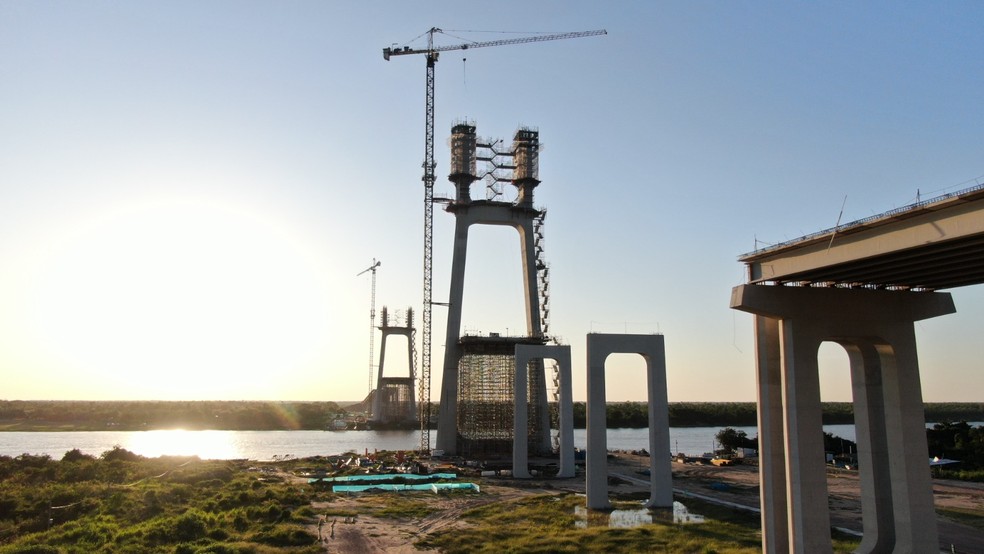 Gelo estÃ¡ sendo misturado ao concreto na construÃ§Ã£o da Ponte da BioceÃ¢nica para enfrentar o calor extremo da regiÃ£o â Foto: Toninho Ruiz/Arquivo Pessoal