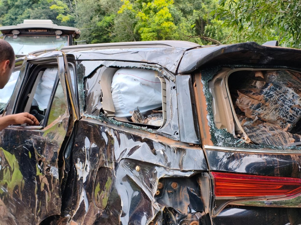 Adolescente capota caminhonete carregada com mais de 1 tonelada de maconha no Paraná — Foto: PMPR