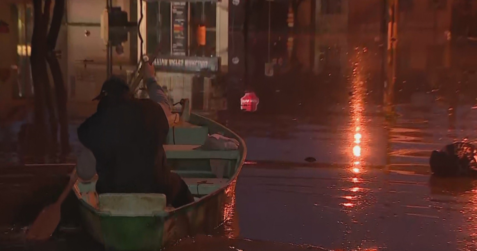 Famílias começam a sair de casa após nível de rio subir 42 centímetros em 1 hora em São Sebastião do Caí 