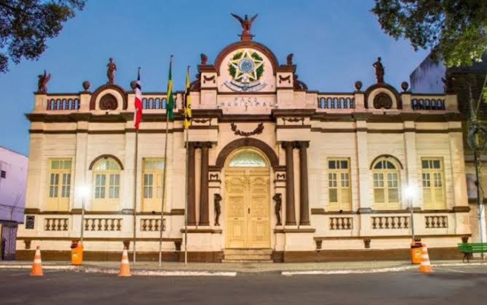 Quatro alunos ficam feridos após piso ceder durante visita à prefeitura na Bahia