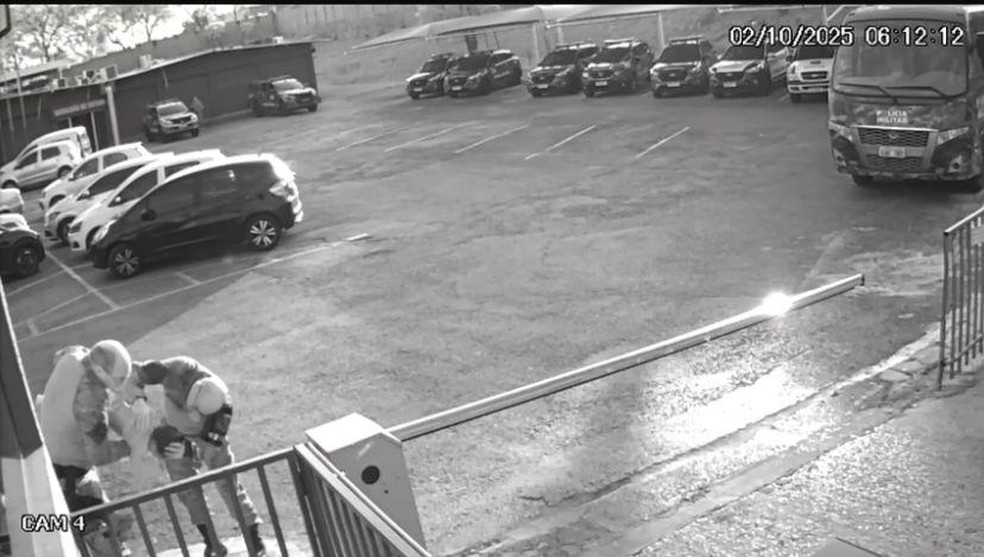 Criança é salva por manobra feita por policiais — Foto: PMMT