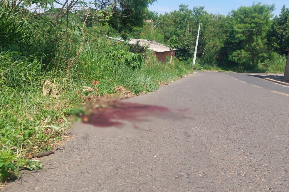 Suspeito é socorrido ao ser baleado enquanto outro foge durante abordagem da polícia em Prudente — Foto: Reprodução