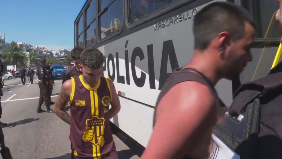 Torcedores do Peñarol entram em ônibus da Polícia Militar — Foto: Gleison Baptista/ TV Globo