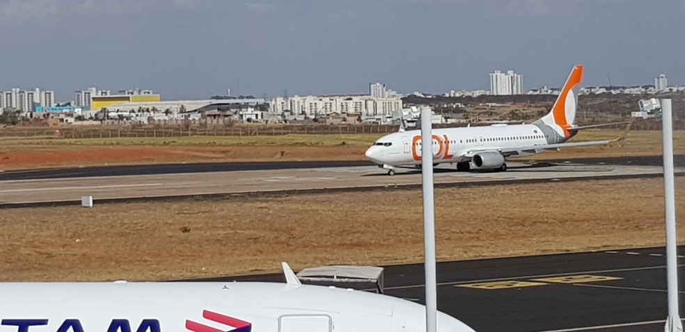 Avião da Gol se prepara para decolagem no Aeroporto de Uberlândia — Foto: Guilherme Gonçalves/g1