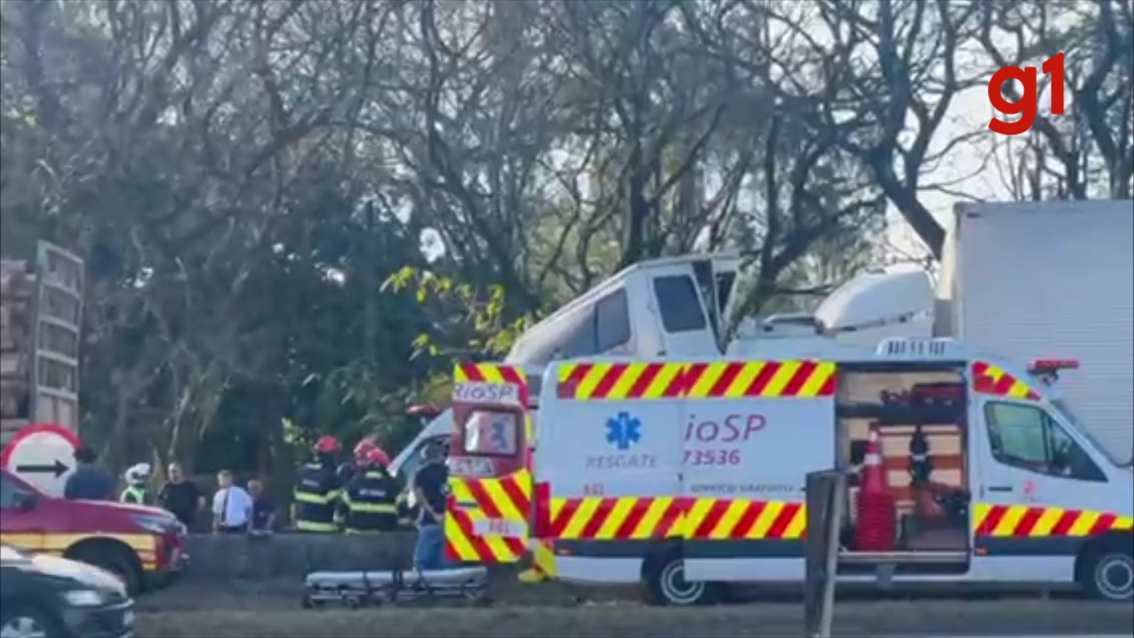 Engavetamento entre caminhões, carro e van deixa cinco feridos e bloqueia Dutra em Caçapava, SP