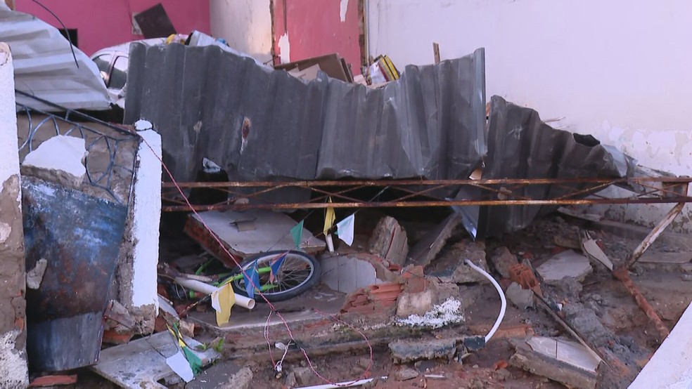 Estrago causado por rompimento de adutora em Rocha Miranda, na Zona Norte do Rio — Foto: Anne Poly/TV Globo