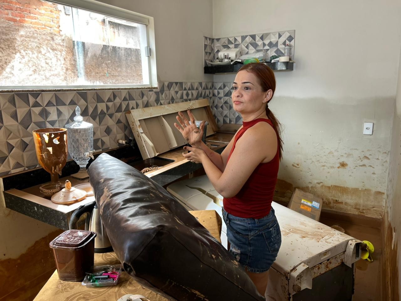 'De cortar o coração', diz sócia de salão inundado dois dias após inauguração em Espinosa