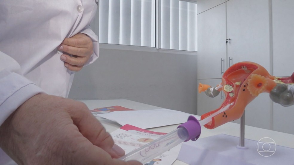 Cinco cidades brasileiras participam de projeto piloto, do Ministério da Saúde, que usa a autocoleta para diagnosticar o HPV — Foto: Reprodução/TV Globo