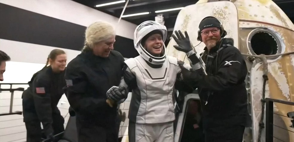 Astronautas da Nasa chegam à Terra — Foto: Reprodução/Reuters