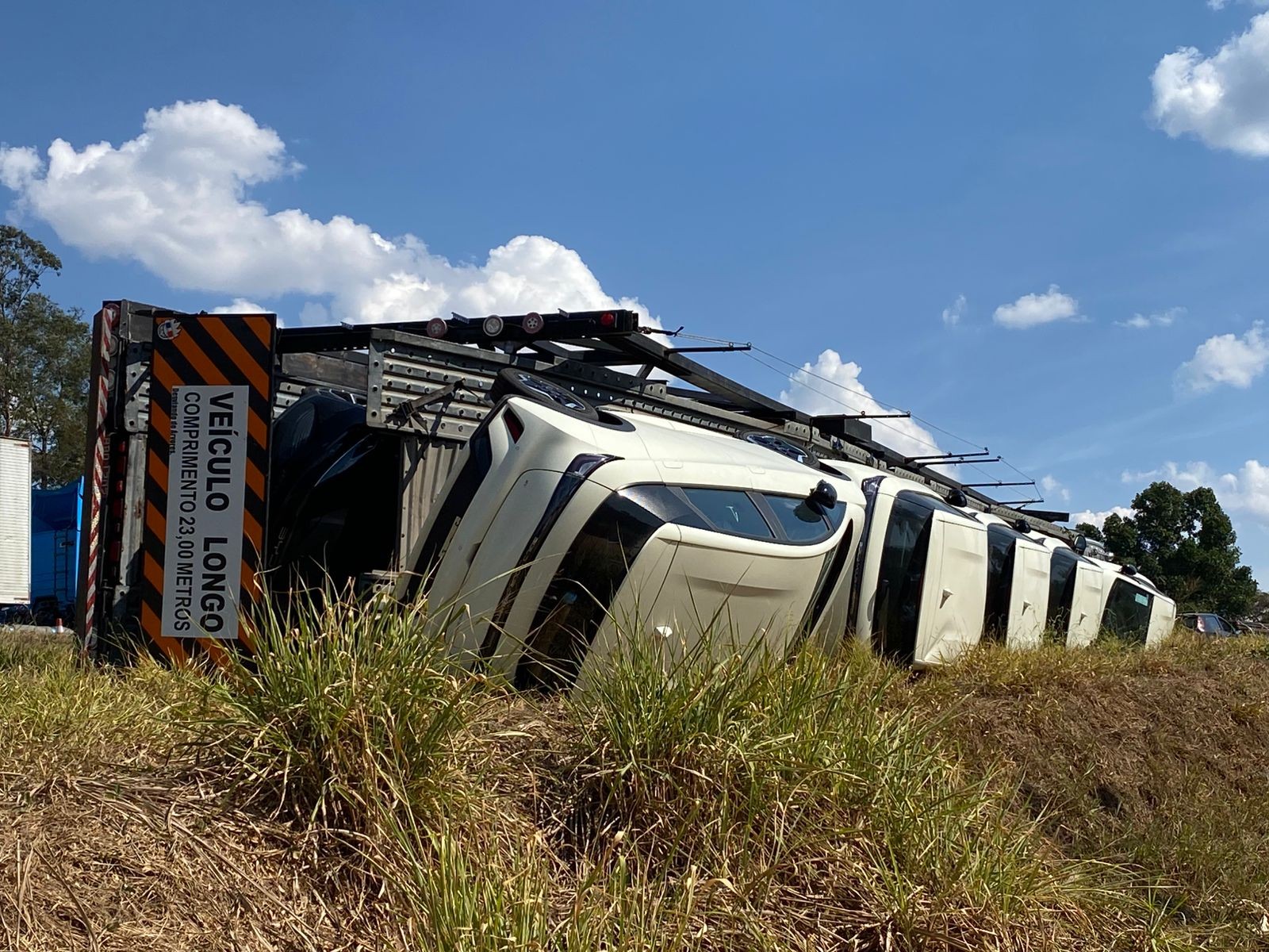 Caminhão-cegonha que transportava 11 carros tomba na Dutra e deixa um ferido em Guaratinguetá, SP