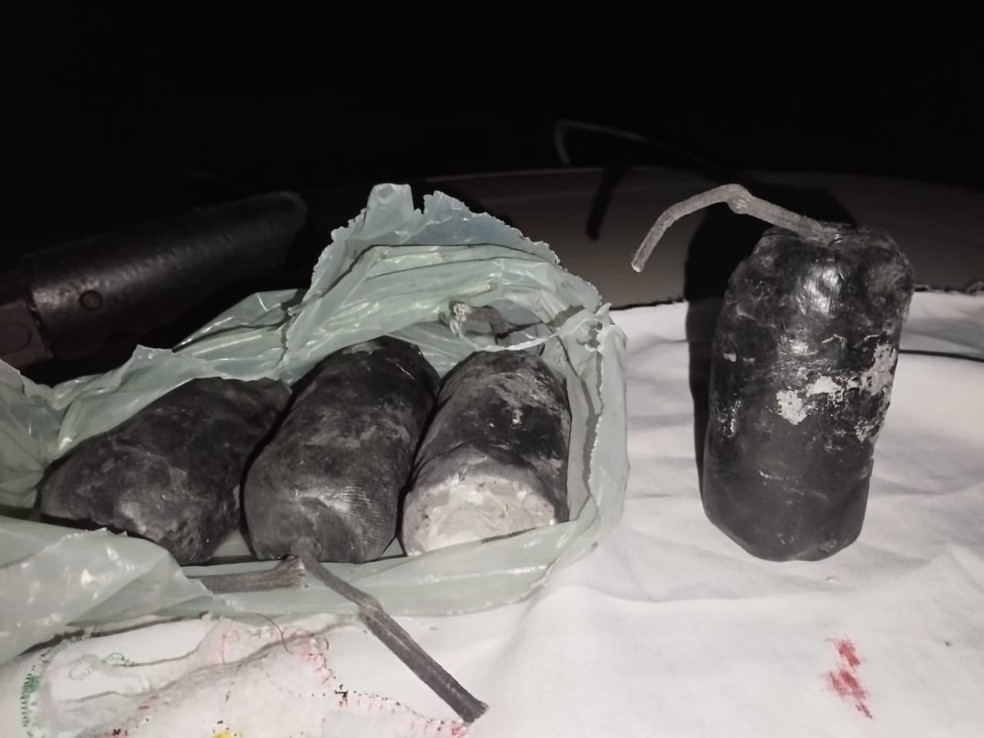 Quatro explosivos que estavam com os suspeitos foram apreendidos pela polícia. — Foto: Reprodução