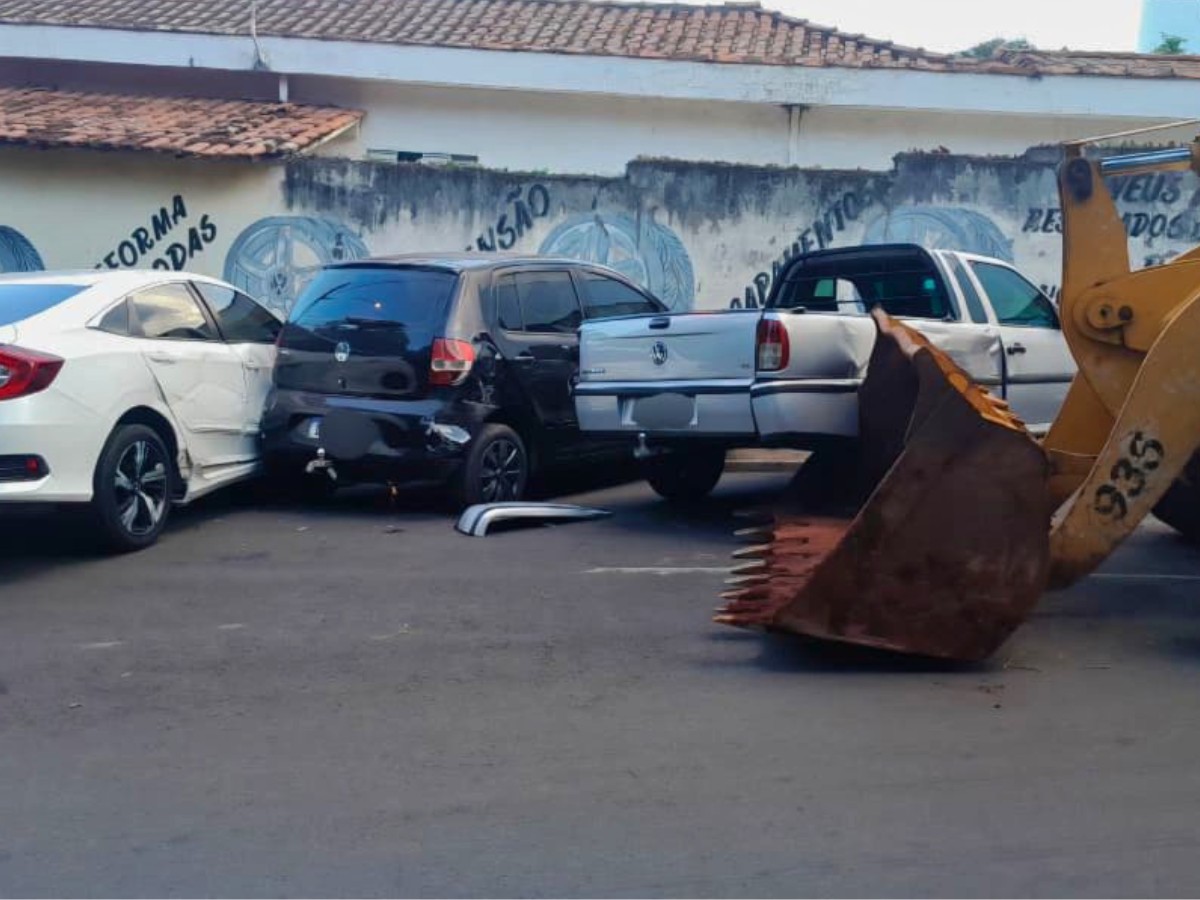 Pá carregadeira atinge carros estacionados após perder os freios no interior de SP 