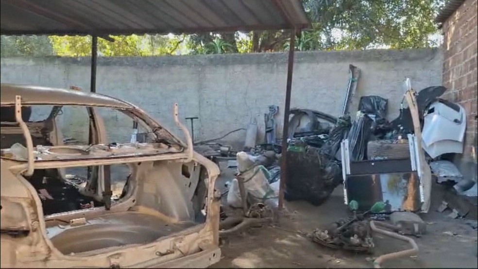 Carros roubados eram levados para um galpão em Santa Cruz — Foto: Reprodução/TV Globo