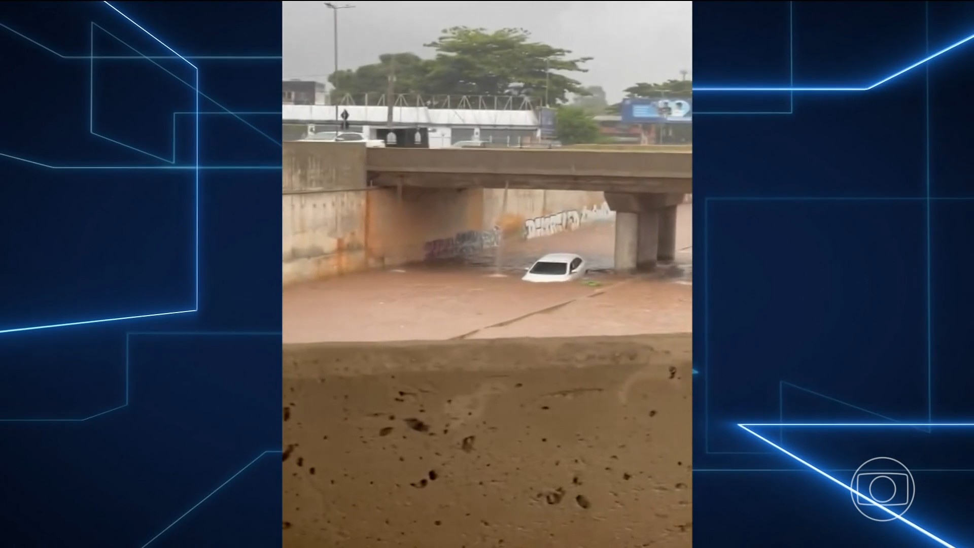 Temporal em Goiânia provoca alagamentos e deixa motoristas ilhados