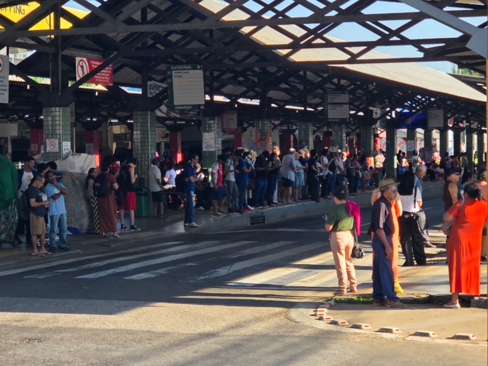 Justiça manda apreender ônibus do transporte público de Rio Branco; Terminal Urbano tem transtornos