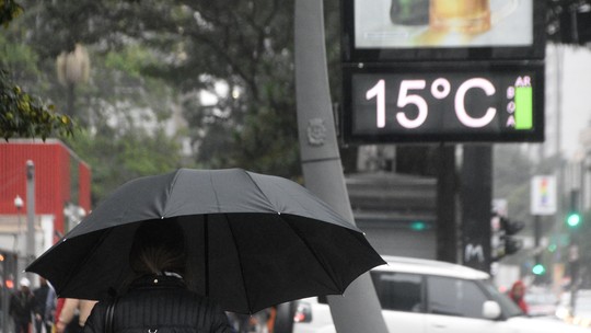 É #FAKE que fenômeno conhecido como 'afélio' é responsável por baixas temperaturas até agosto - Mensagem falsa circula desde 2022 nas redes sociais e ganhou força durante onda de frio no Brasil. Texto faz alegações incorretas sobre o afélio, período do ano em que a Terra está mais distante do Sol.
