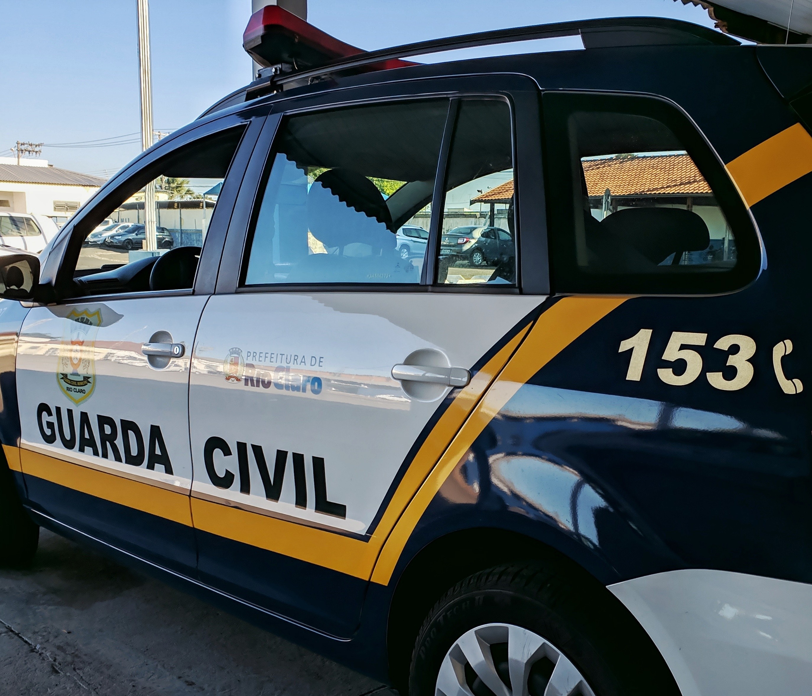 Motociclista morre após colidir contra caçamba em acidente de trânsito em Rio Claro