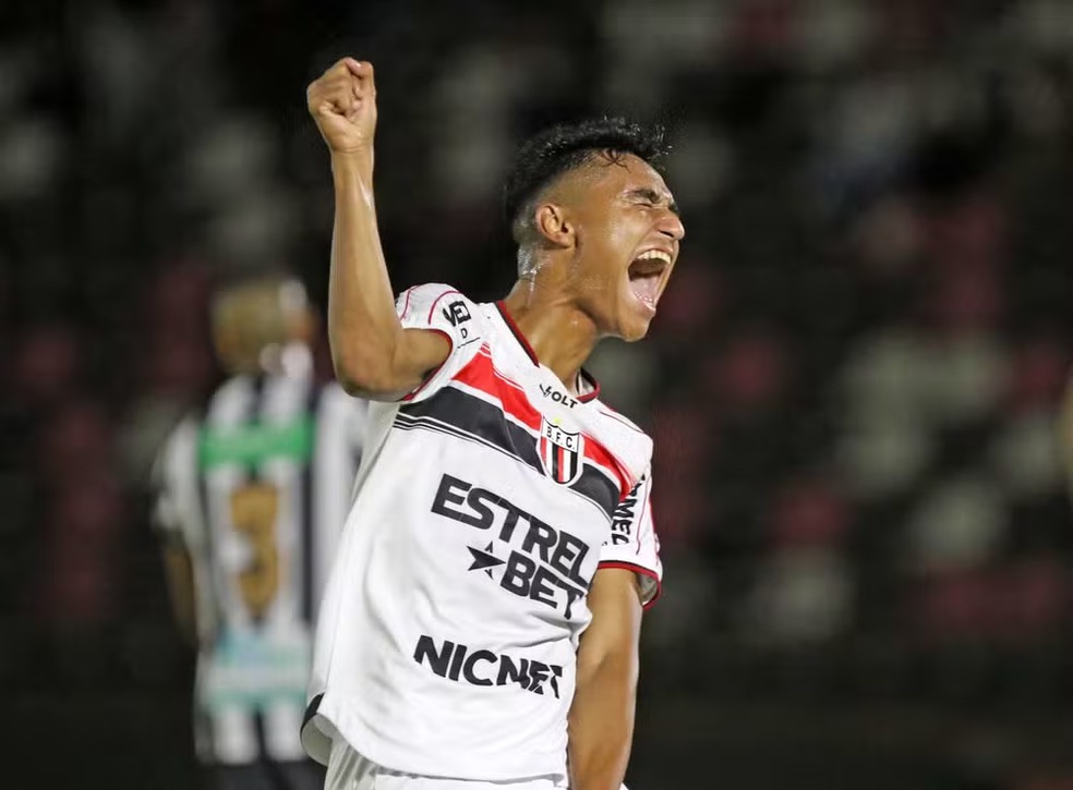 Pedro Severino comemora gol pelo Botafogo-SP em 2024 — Foto: Célio Messias/Ag. Paulistão