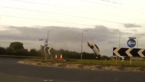 Motorista a mais de 220 km/h 'voa' sobre rotatória após perseguição policial no Reino Unido