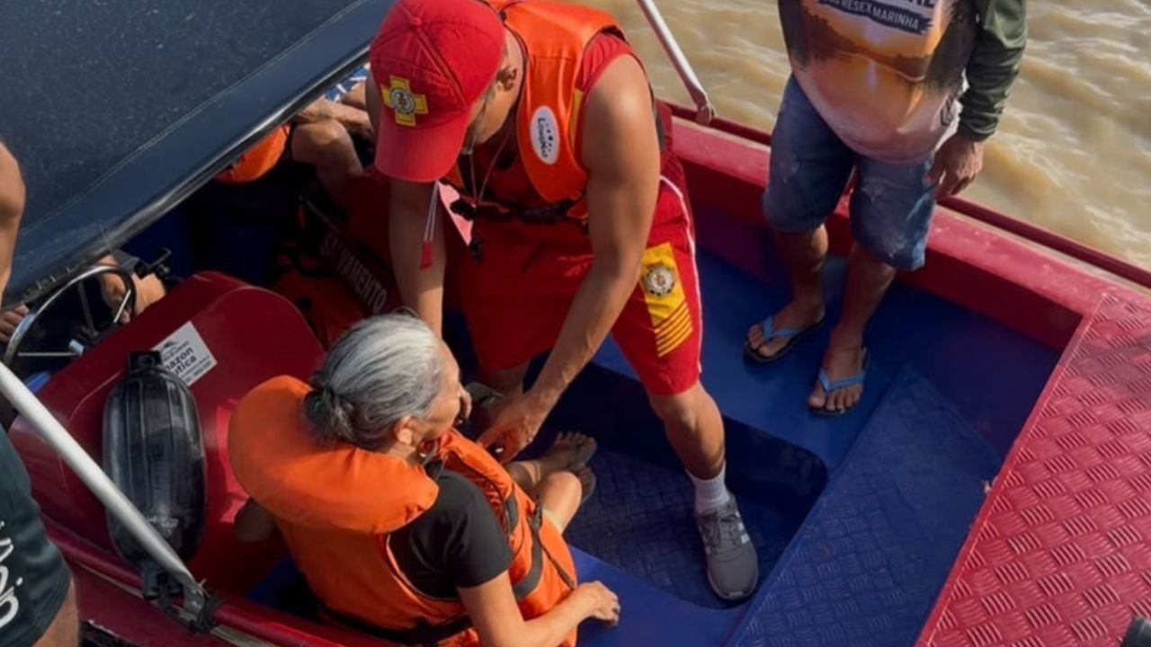 Barco adaptado garante voto de idosa de 88 anos em arquipélago isolado do Amapá