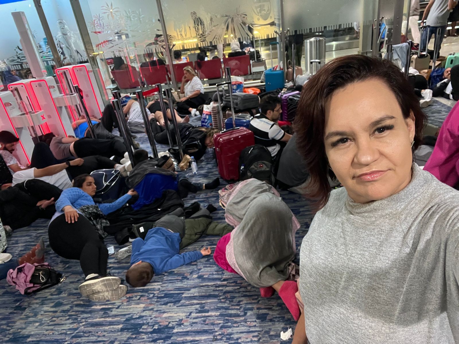 Com voo cancelado após temporal, brasileiros ficam presos em aeroporto de Dubai: 'Tivemos que dormir no chão'