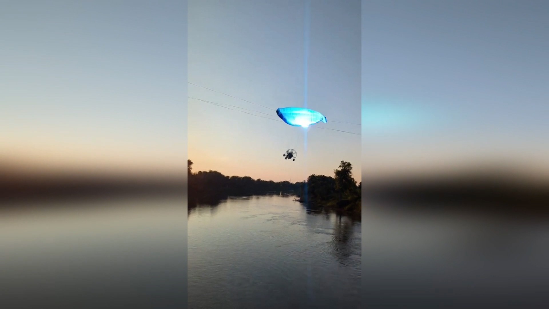 VÍDEO mostra descarga elétrica e queda de paramotor após piloto bater em fios nos EUA