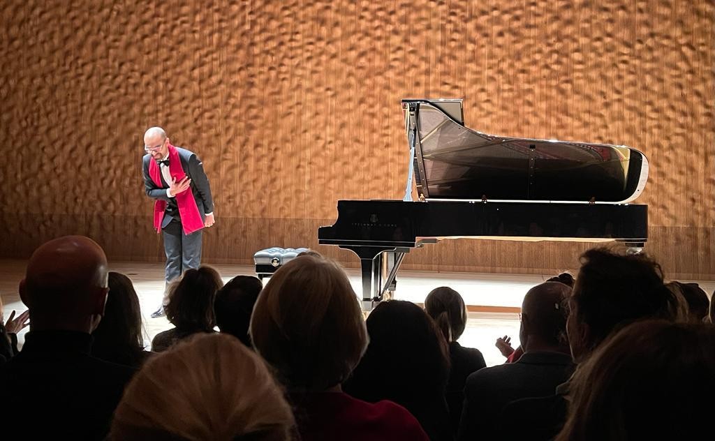 Pianista que ia a pé para as aulas por falta de dinheiro se forma na Europa e volta ao Brasil para lançar documentário da sua trajetória