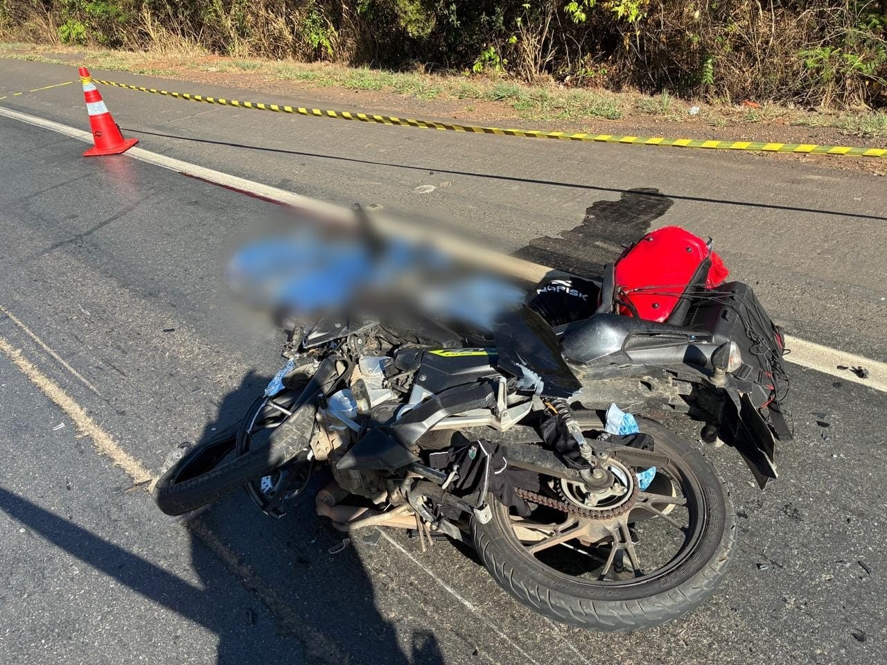 Motociclista morre após bater de frente com caminhão na BR-135